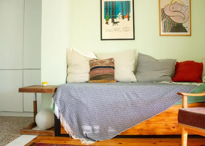 Homevision - Chic - Cozy Balcony Bliss Daire *