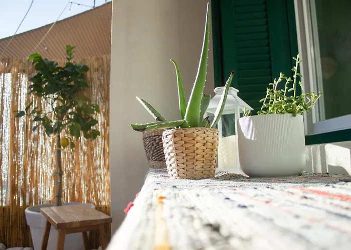 Apartment Homevision - Chic - Cozy Balcony Bliss