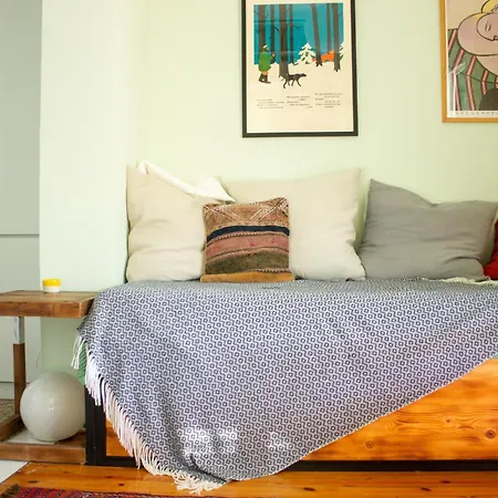 Homevision - Chic - Cozy Balcony Bliss Apartment *
