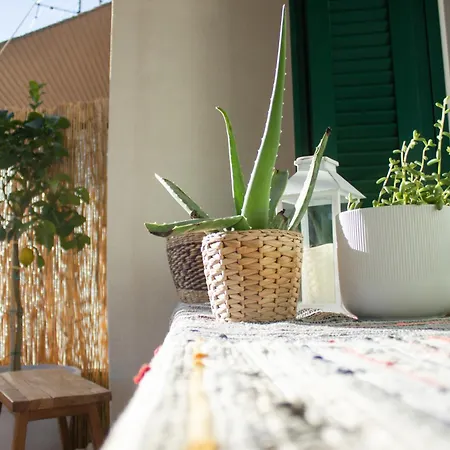 Apartment Homevision - Chic - Cozy Balcony Bliss