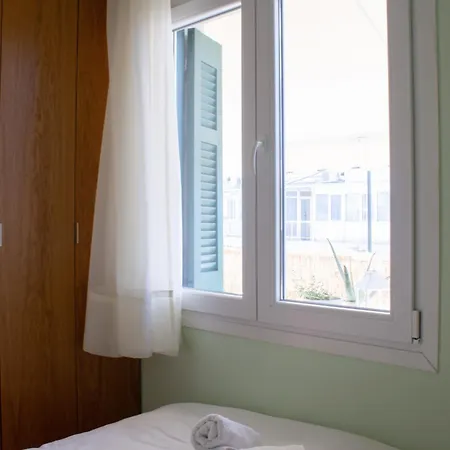 Apartment Homevision - Chic - Cozy Balcony Bliss *
