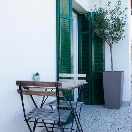 Apartment Homevision - Chic - Cozy Balcony Bliss
