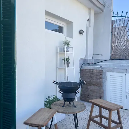 Apartment Homevision - Chic - Cozy Balcony Bliss *