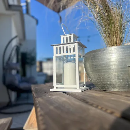 Apartment Homevision - Chic - Cozy Balcony Bliss